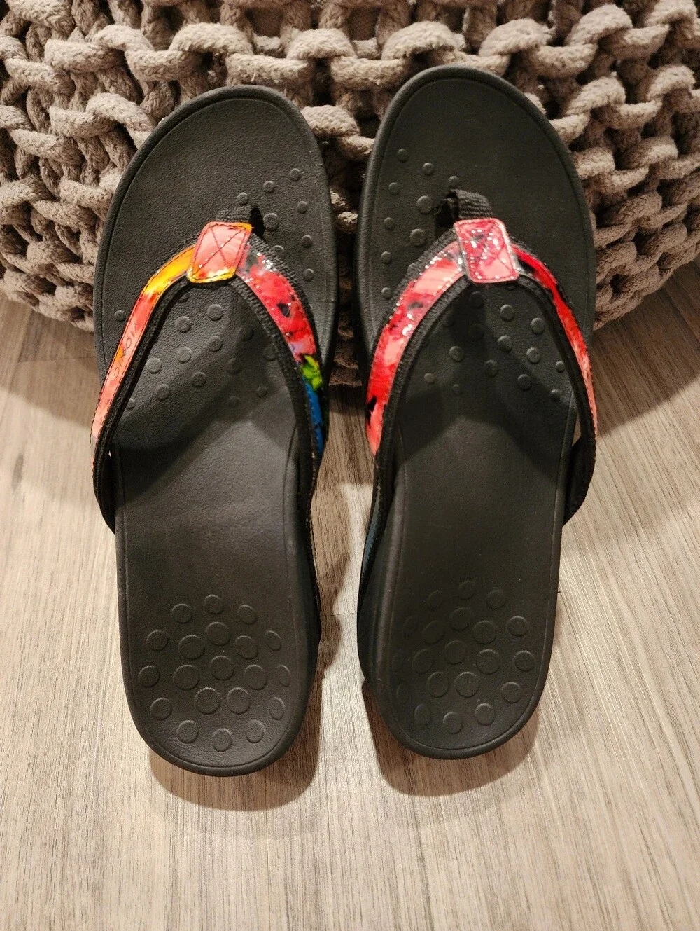 Vionic Sz 8 Flip Flop Sandals with Multicolor Straps